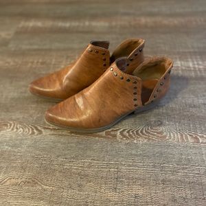 Seven7 Women’s size 9 brown booties